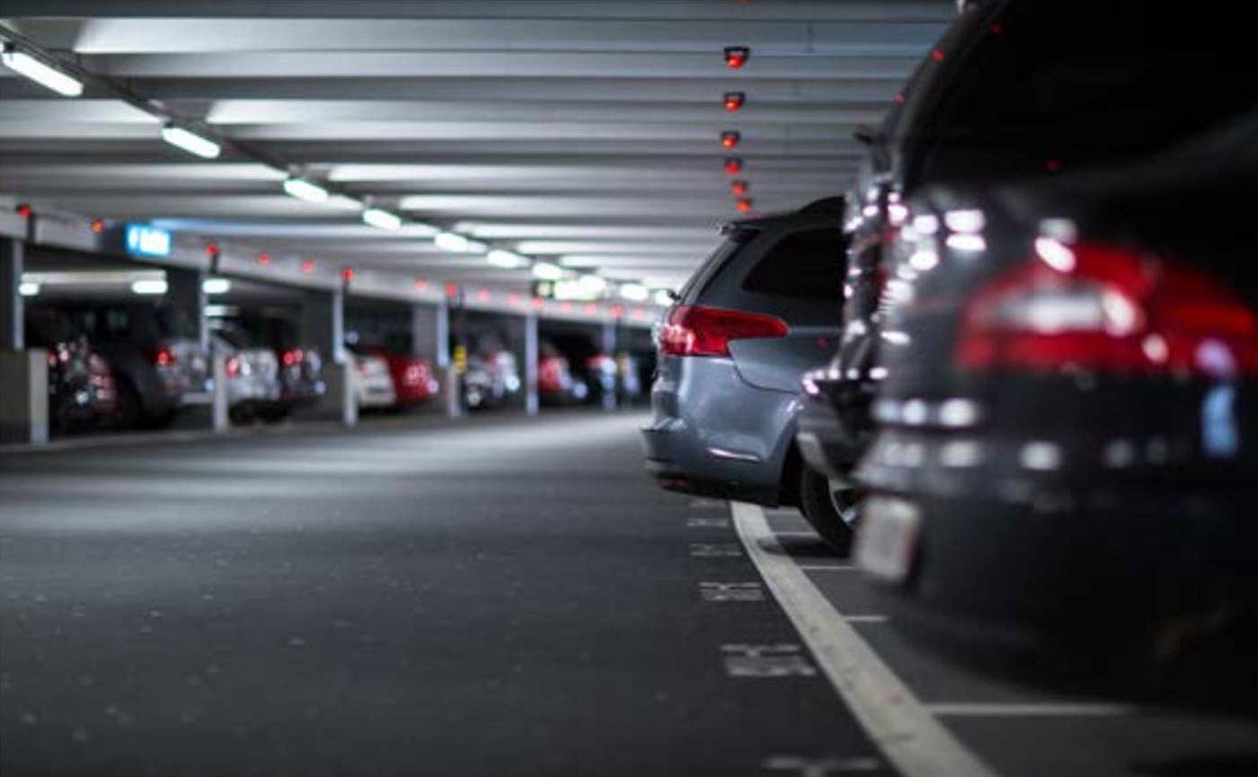Parkhaus mit Ampelsteuerung je Stellplatz